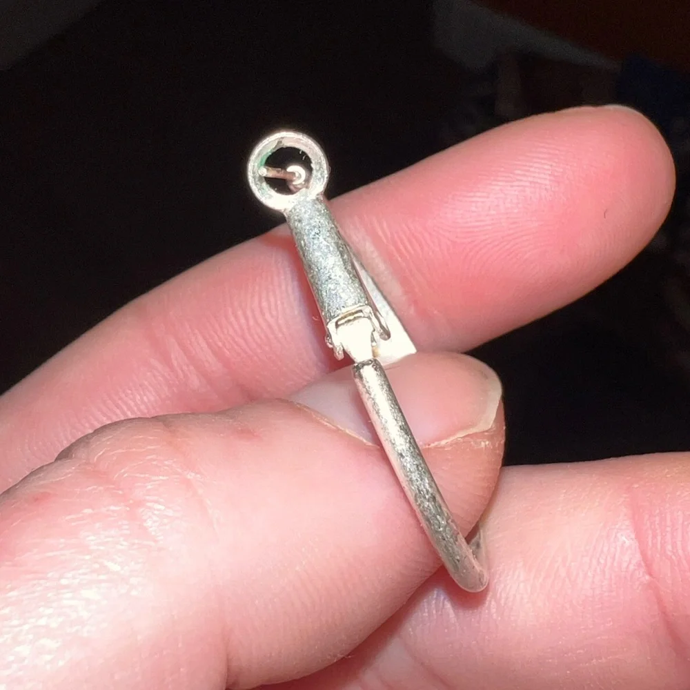 ⭐️Vintage Silver Tone Classic Oval Hoop Earrings - Picture 5 of 9